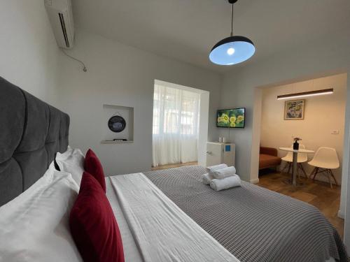 um quarto com uma cama com toalhas em Central Studio Apartments em Tirana