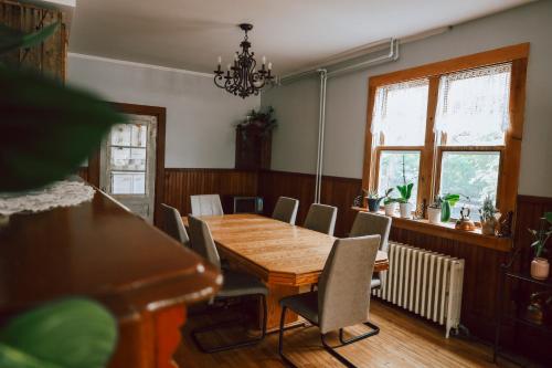 comedor con mesa de madera y sillas en Auberge L'Orpailleur en Val-dʼOr