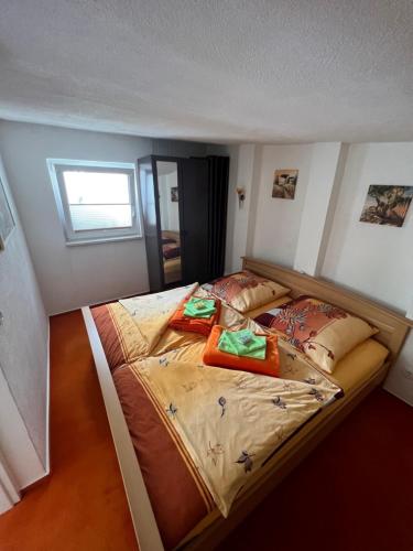 Postel nebo postele na pokoji v ubytování Ferienwohnung -IN LAPIDE REGIS-