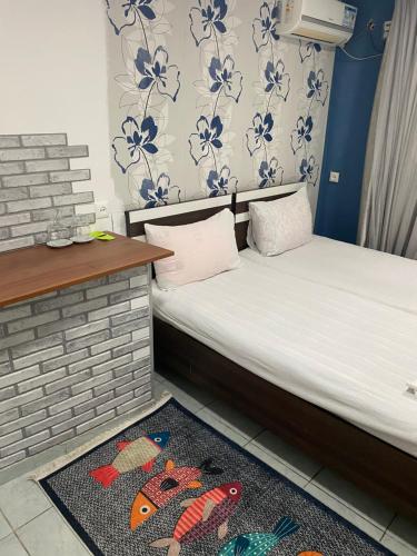 1 dormitorio con 2 camas y alfombra en Meidani Guest house, en Tiflis