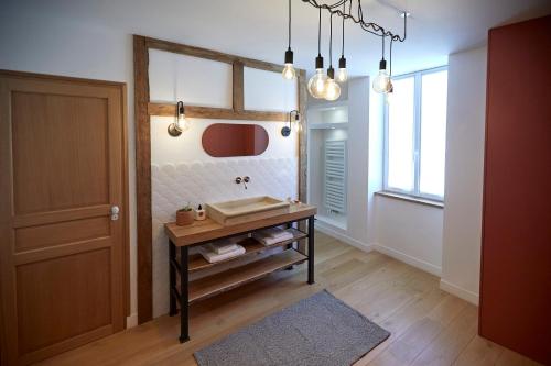 サヴィニー・レ・ボーヌにあるCouette&Livingのバスルーム(洗面台、鏡付)