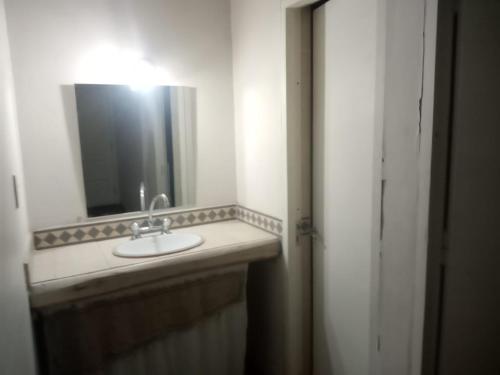 un baño con lavabo y espejo en Casa Rural en San Rafael con pileta, en San Rafael