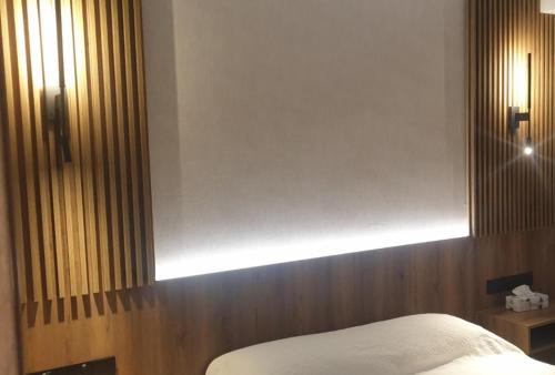 ein Schlafzimmer mit einem Bett mit einer Lampe darüber in der Unterkunft New Smart Living-1 Bedroom Aglantzia, Nicosia in Aglantzia