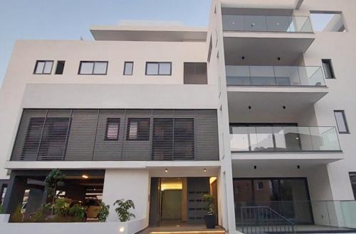 een wit gebouw met balkons aan de zijkant bij New Smart Living-1 Bedroom Aglantzia, Nicosia in Aglantzia