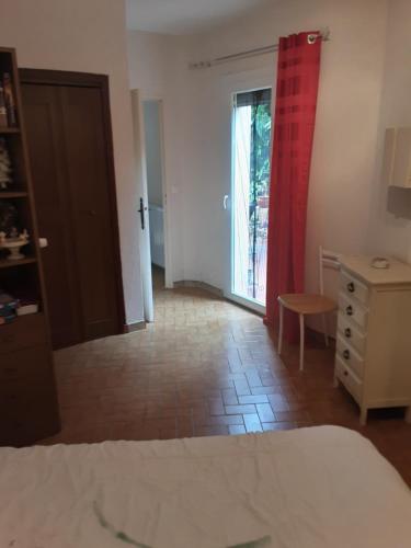 1 dormitorio con 1 cama, vestidor y ventana en Mihechris en Collioure