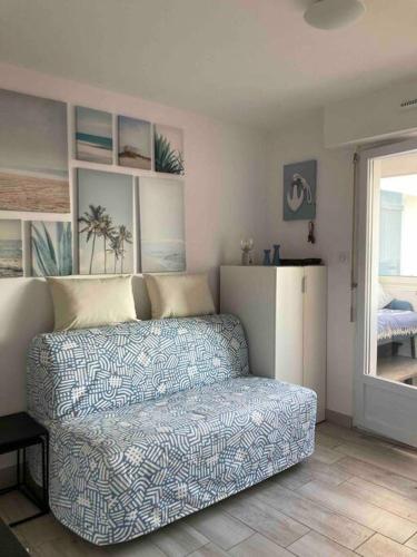 un salon avec un canapé et une fenêtre dans l'établissement Appart T2 av Loggia La Pironniere, à Les Sables-dʼOlonne