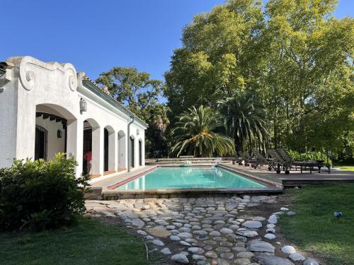 een zwembad in de tuin van een huis bij Casa de campo en club privado in San Miguel del Monte