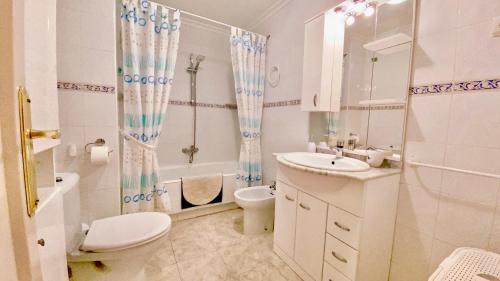 Koupelna v ubytování Beautiful Apartment near Playa de los Locos