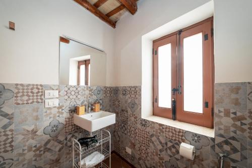 y baño con lavabo y espejo. en Sicily Home-affittacamere mediterraneo, en Marsala