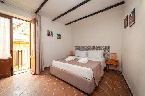 1 dormitorio con 1 cama con 2 toallas en Sicily Home-affittacamere mediterraneo, en Marsala