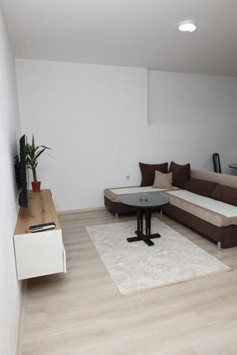 sala de estar con sofá y mesa en Gramosli Apartment, en Bitola