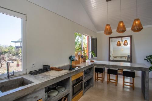 cocina con encimera, fregadero y ventana en Casa Pacifico, en Willemstad