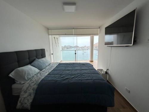 una camera con un letto e una grande finestra di Apartamento Mar Naplo a Pucusana