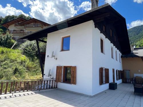 una casa blanca con techo negro en Ferientreff-Stilfs en Stelvio