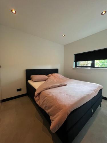 um quarto com uma cama grande num quarto em It Skoft em Siegerswoude