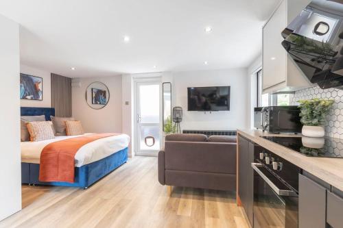 um quarto de hotel com uma cama e um sofá em Stunning 6 Bed 3 Bath Detached Home in Cheltenham em Golden Valley