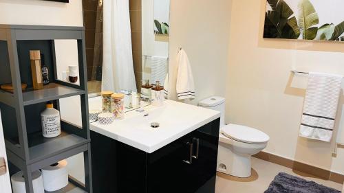 Ένα μπάνιο στο LUXURY Downtown Sunset Getaway - Your Home Away From Home - Fully Stocked Kitchen, Gym, Balcony, FREE PARKING