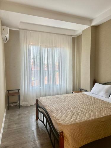 Aparthotel Kutaisiにあるベッド