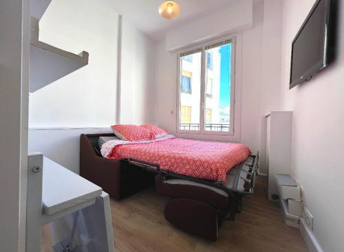 une petite chambre avec un lit et une fenêtre dans l'établissement Cosy studio ensoleillé - centre-ville – TRAM/AC, à Nice