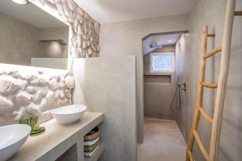 een badkamer met 2 wastafels en een douche bij Tranquil Retreat in Willemstad