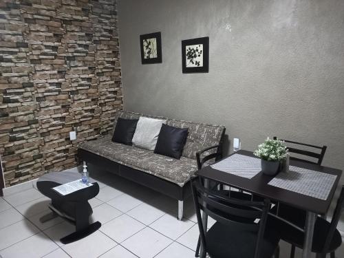 a living room with a couch and a table at Cómodo & confortable apartamento. 5 minutos del aeropuerto in Mexico City