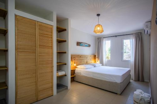um quarto com uma cama e uma estante de livros em Tranquil Retreat em Willemstad