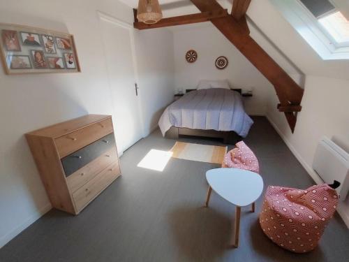 une chambre avec un lit, un bureau et une table dans l'établissement La Maison de la Plage, à Arromanches-les-Bains