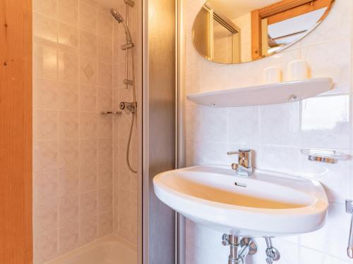 een badkamer met een wastafel en een douche bij Gaisbergblick in Kirchberg in Tirol