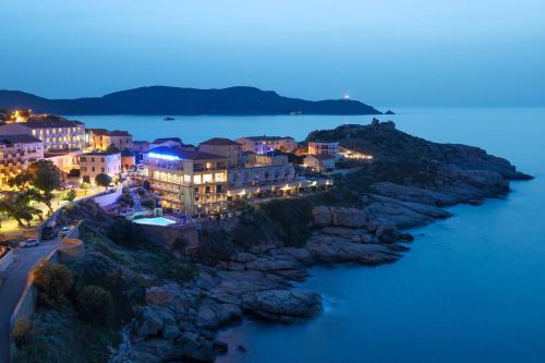 una vista aérea de una ciudad en una isla rocosa en Hotel Saint Christophe, en Calvi