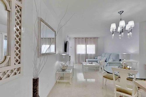 Estepona Puerto Ideal Location