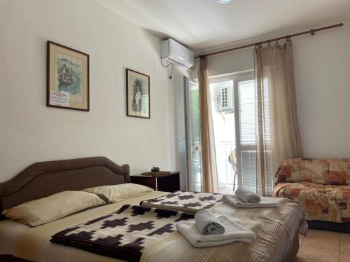 Een bed of bedden in een kamer bij Jelić apartmani