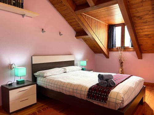 ein Schlafzimmer mit einem Bett mit zwei Lampen in der Unterkunft El Raconet d'Espot in Espot