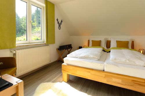 um quarto com uma cama e uma janela em Panoramablick Scheifling em Lind bei Scheifling
