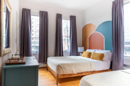 Habitación de hotel con 2 camas y ventanas en Royal Glam-Marilyn inspired 1BD - 30 Min to NYC en Edgewater