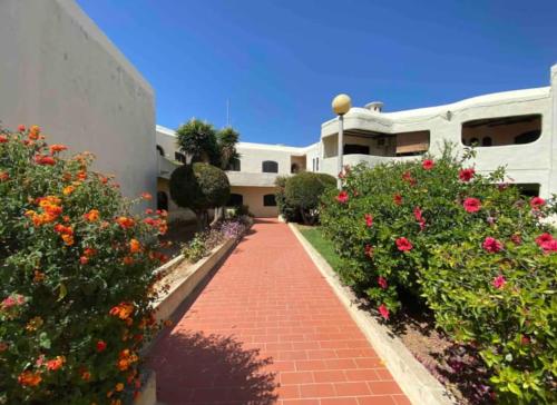 Cozy Beach Apartment W/ Sea View, Free Parking & AC