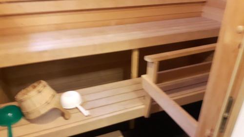 un modèle de sauna avec des toilettes et un tabouret dans l'établissement Asemansaunatupa, à Pyhäjärvi