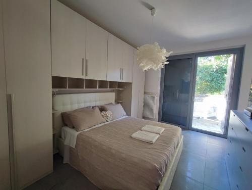 een slaapkamer met een bed met twee handdoeken erop bij Olia House in Olginate