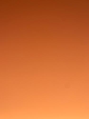 einen orangenen Hintergrund mit in der Unterkunft Test Booking in Birkenhead