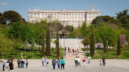 un grupo de personas caminando delante de un edificio en Hostel Acacias en Madrid