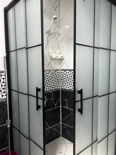 La salle de bains est pourvue d'un miroir et d'une douche. dans l'établissement Enez’de Müstakil Villa, à Enez