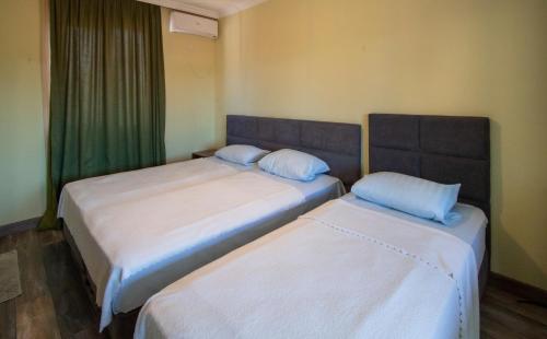 Katil atau katil-katil dalam bilik di Hotel Smile