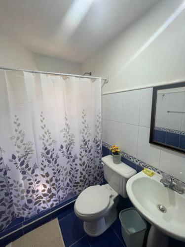 La salle de bains est pourvue de toilettes et d'un lavabo. dans l'établissement L Otro Pueblo Pampatar, à Pampatar