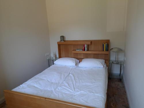 Perełka في Pieszyce: غرفة نوم مع سرير مع وسادتين بيضاء