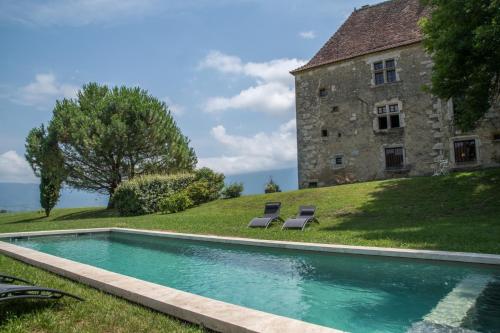 une piscine en face d'un bâtiment dans l'établissement Château beyrin, 