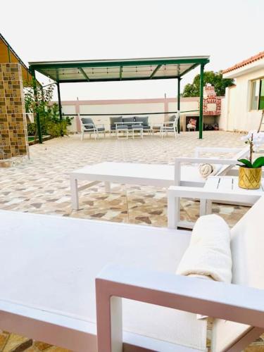 Un balcón o terraza en Luxury Farm 2 with Swimming Pool