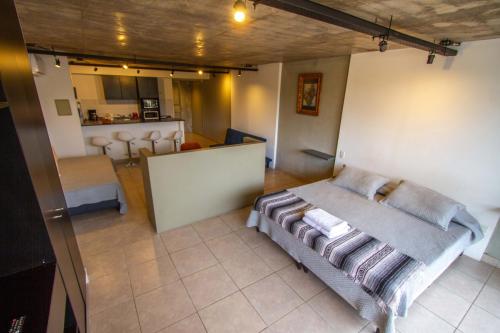 a bedroom with a bed and a kitchen in a room at Espectacular Loft a estrenar !! in Godoy Cruz