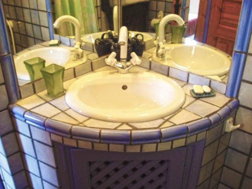 y baño con lavabo y espejo. en Villa Oleander en Spetses