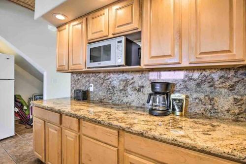 Кухня или мини-кухня в Kailua Village, Ocean View, AC, King Bed, Lanai, Pool, In Unit Laundry
