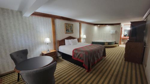 Кровать или кровати в номере Ramada by Wyndham Saginaw Hotel & Suites