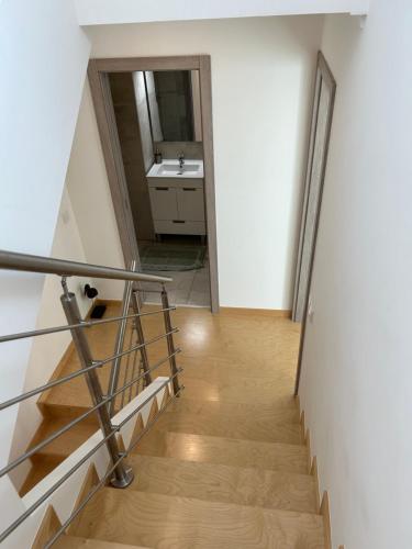 um corredor com uma escada que leva a uma casa de banho em CASA LOPES em Olhão